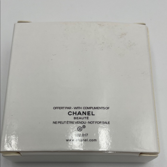 CHANEL Gold Floral Keychain with Box - Picture 4 of 4